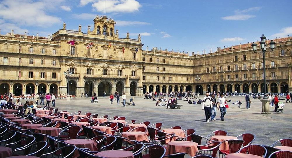 Las 5 plazas más bonitas de España que tienes que visitar viajando en AVE 1