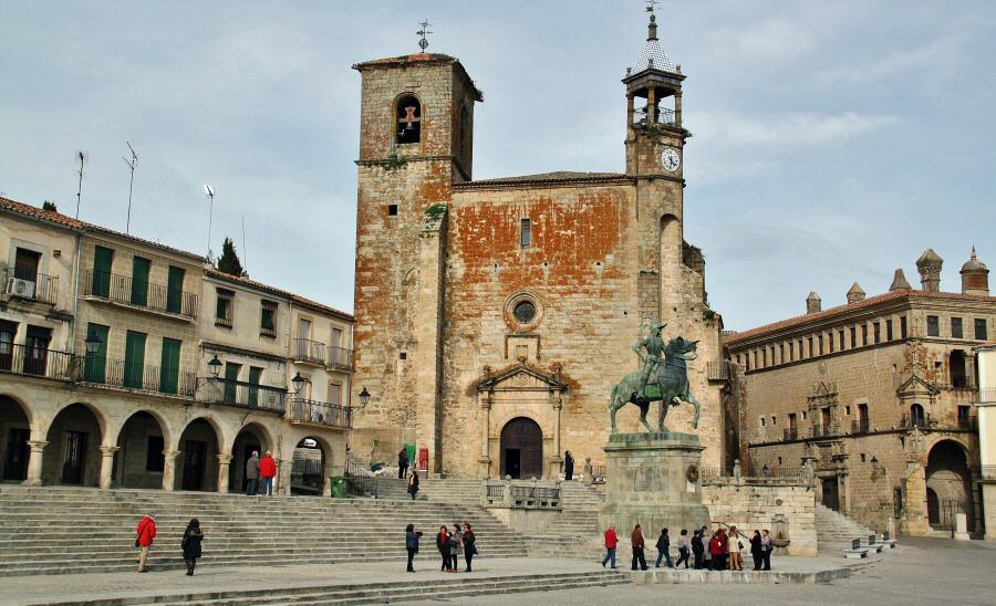 Las 5 plazas más bonitas de España que tienes que visitar viajando en AVE 3