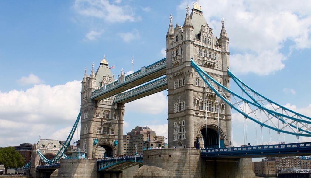 Tower Bridge de camino a la Torre de Londres